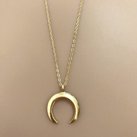 Minimalistische Ibiza ketting gouden maan