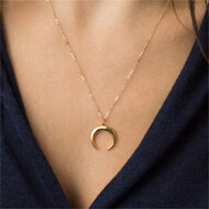 Minimalistische Ibiza ketting gouden maan
